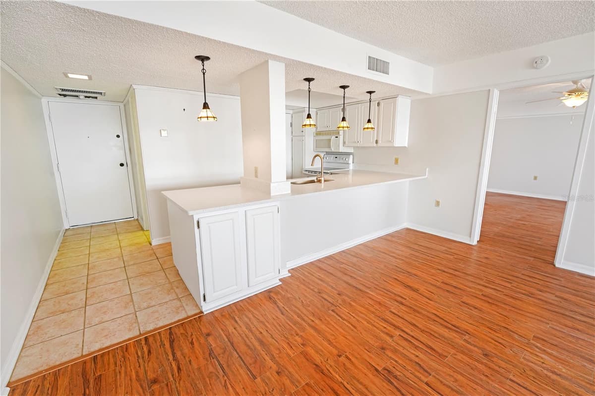 4141 BAYSHORE BOULEVARD — photo 9 of 33