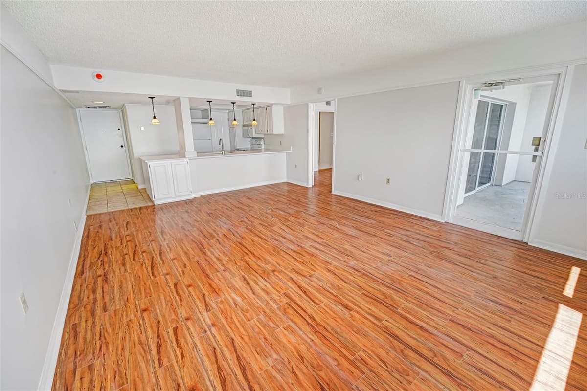 4141 BAYSHORE BOULEVARD — photo 12 of 33