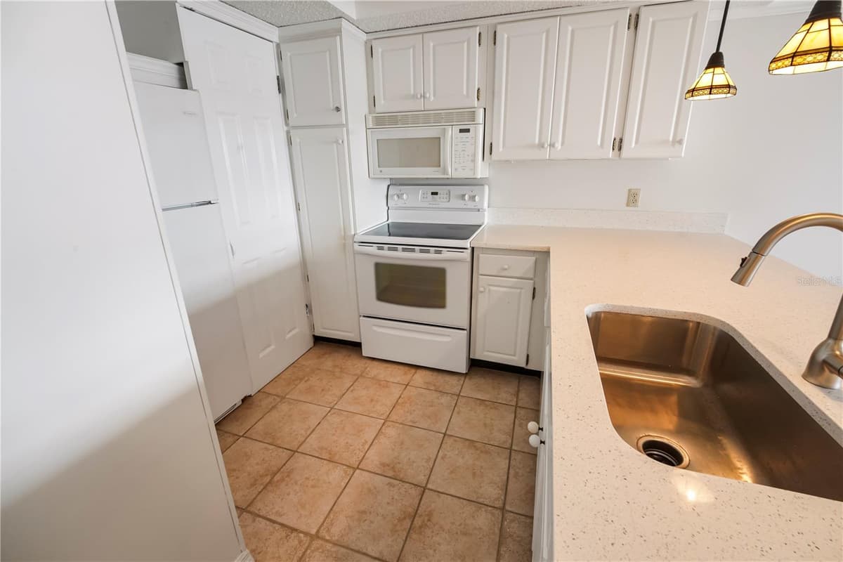 4141 BAYSHORE BOULEVARD — photo 4 of 33