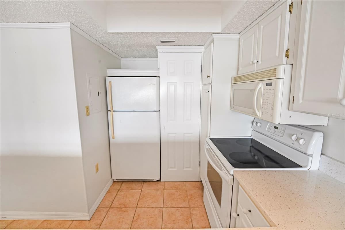 4141 BAYSHORE BOULEVARD — photo 7 of 33