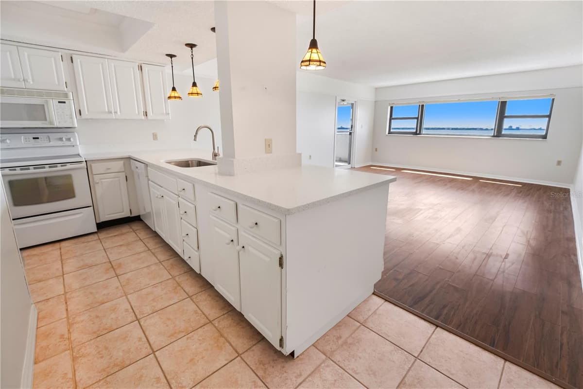 4141 BAYSHORE BOULEVARD — photo 3 of 33