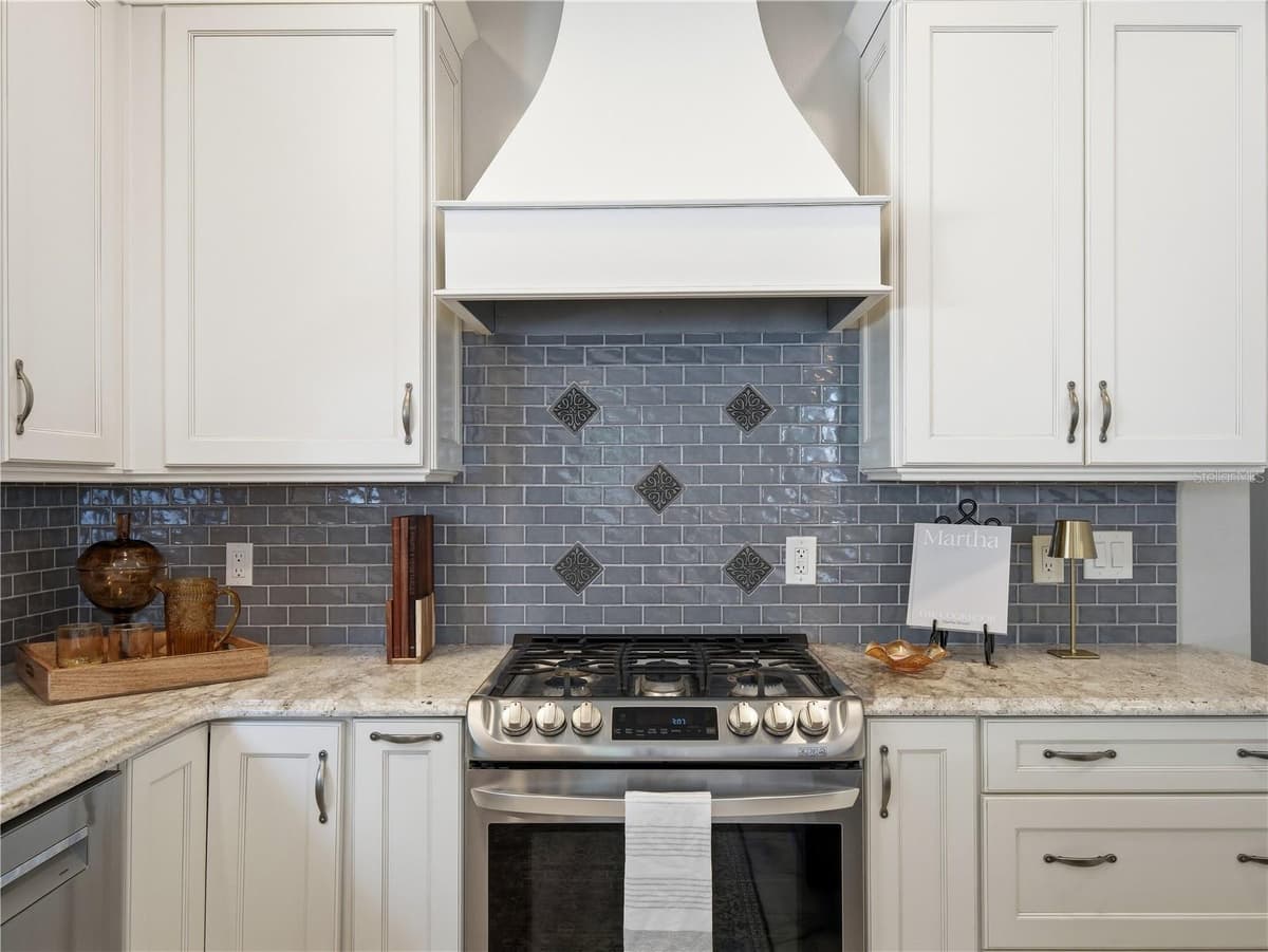 636 RIVERSIDE DRIVE — photo 15 of 75