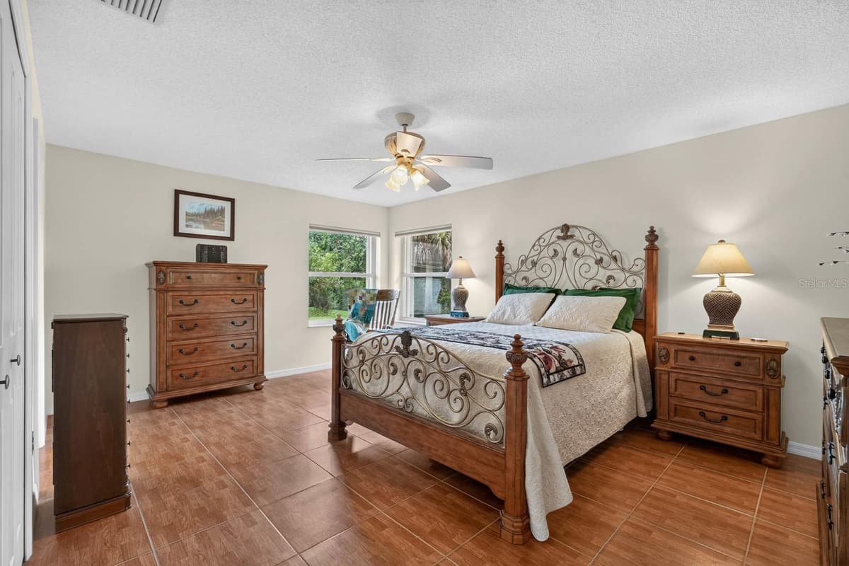40 FLAMINGO DRIVE — photo 4 of 39