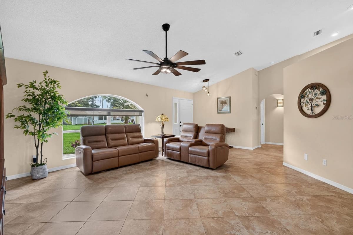 40 FLAMINGO DRIVE — photo 3 of 39
