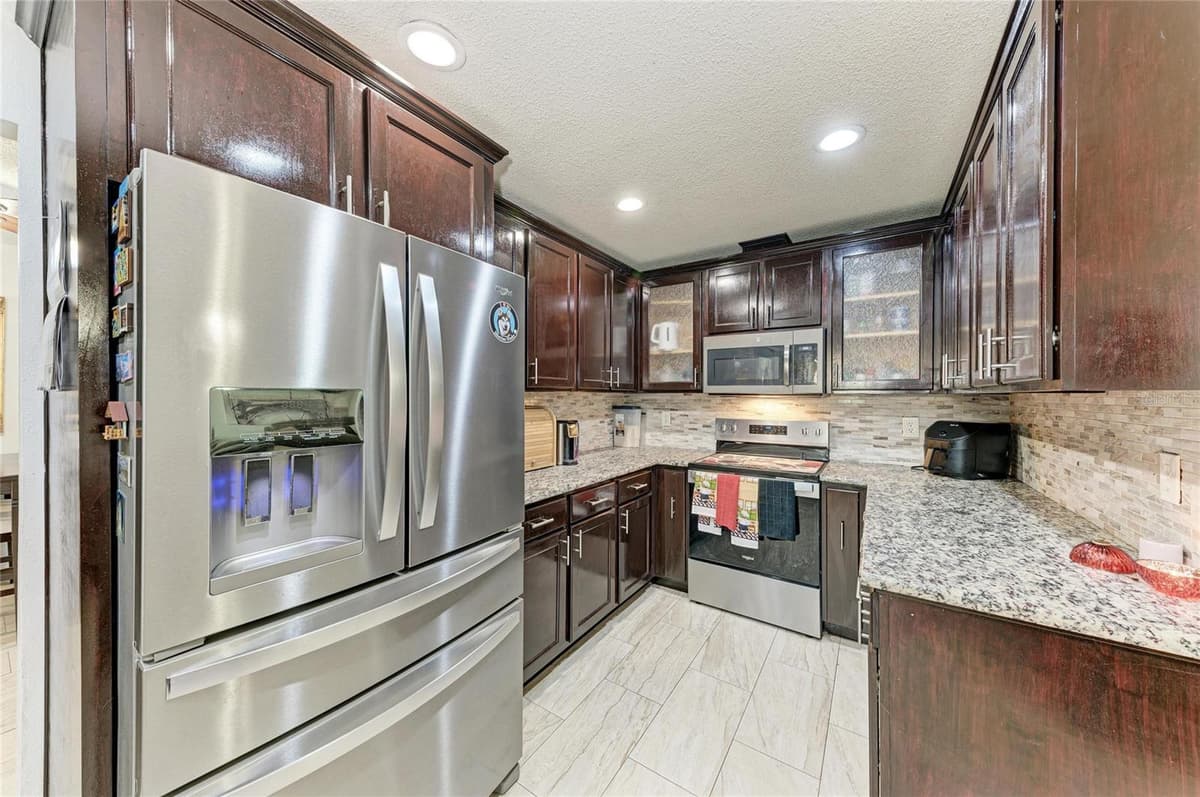 1520 SUNNYHILLS DRIVE — photo 10 of 38