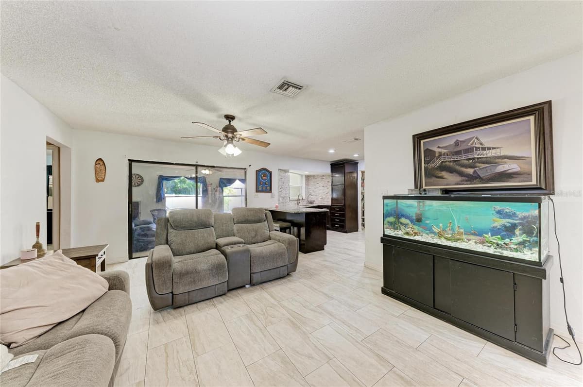 1520 SUNNYHILLS DRIVE — photo 3 of 38