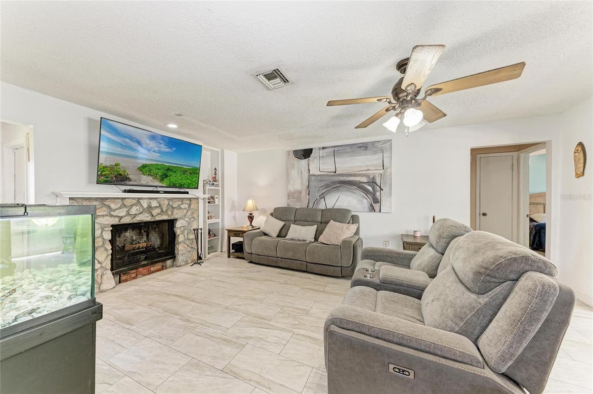 1520 SUNNYHILLS DRIVE — photo 5 of 38