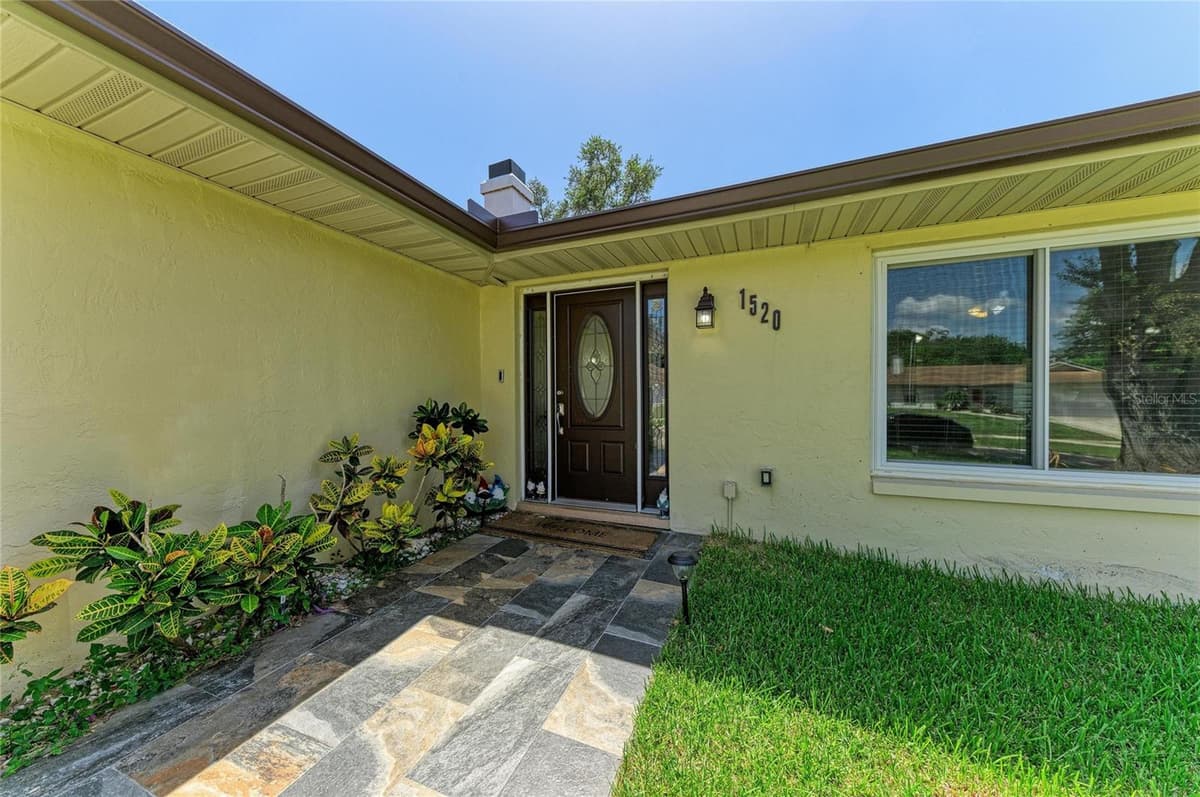 1520 SUNNYHILLS DRIVE — photo 2 of 38
