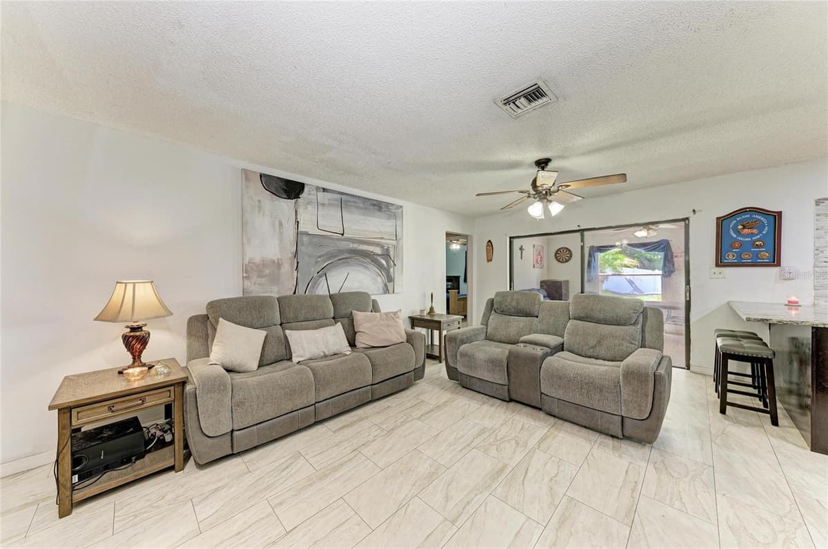 1520 SUNNYHILLS DRIVE — photo 4 of 38