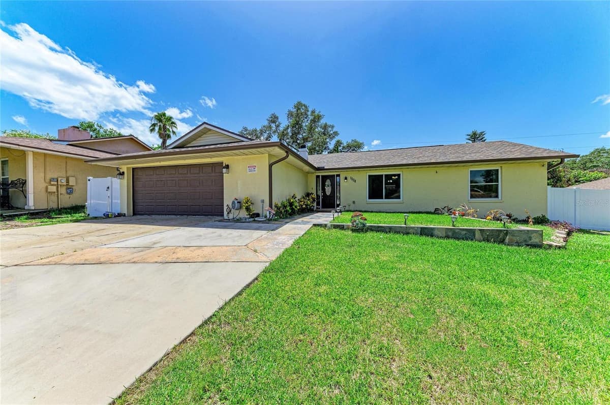 1520 SUNNYHILLS DRIVE — photo 1 of 38