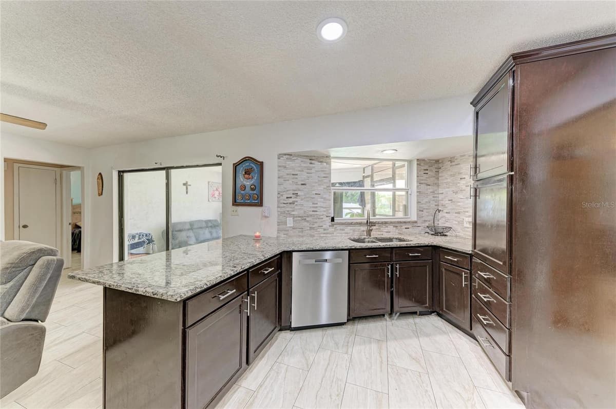 1520 SUNNYHILLS DRIVE — photo 9 of 38