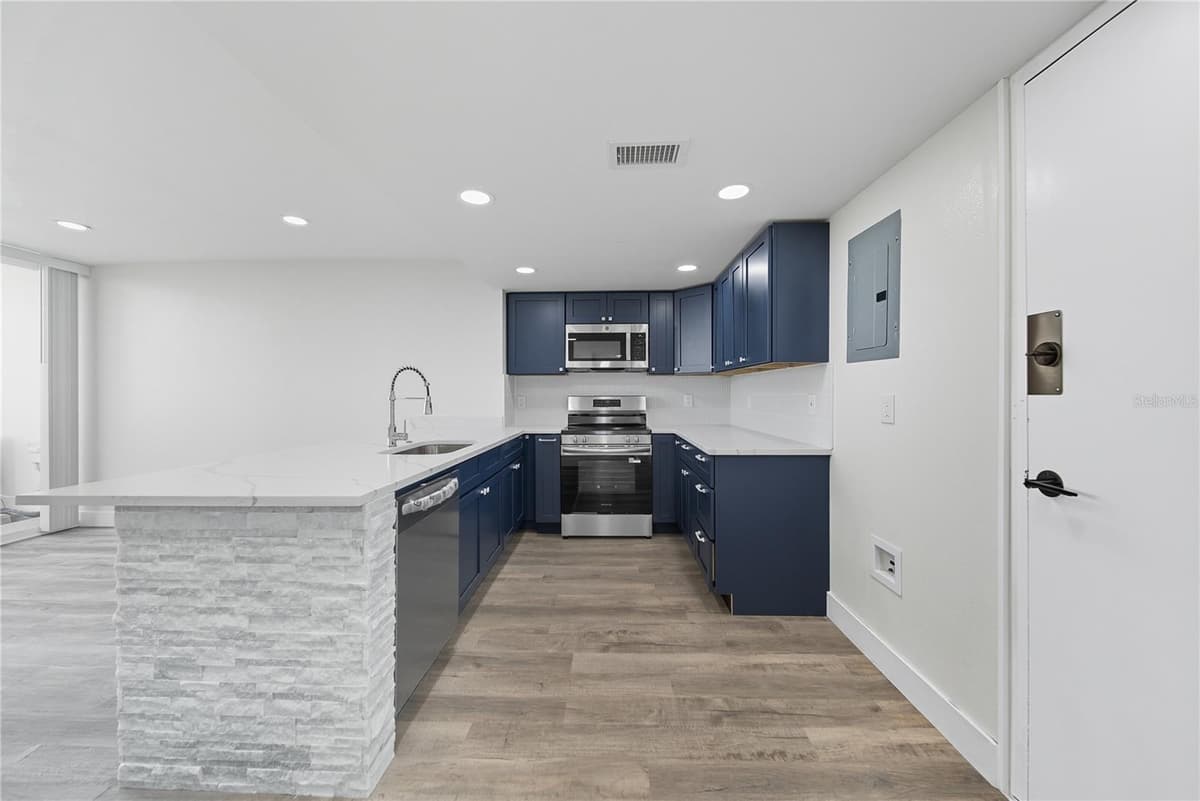 4015 BAYSHORE BOULEVARD — photo 19 of 31