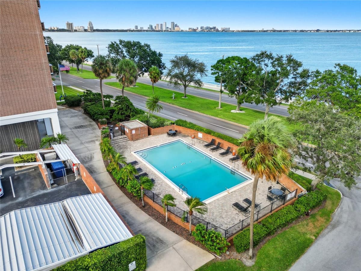 4015 BAYSHORE BOULEVARD — photo 9 of 31