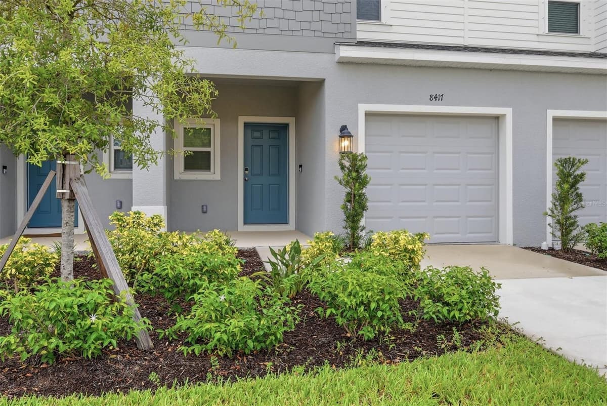 8417 LUNAR SKYE STREET — photo 4 of 33