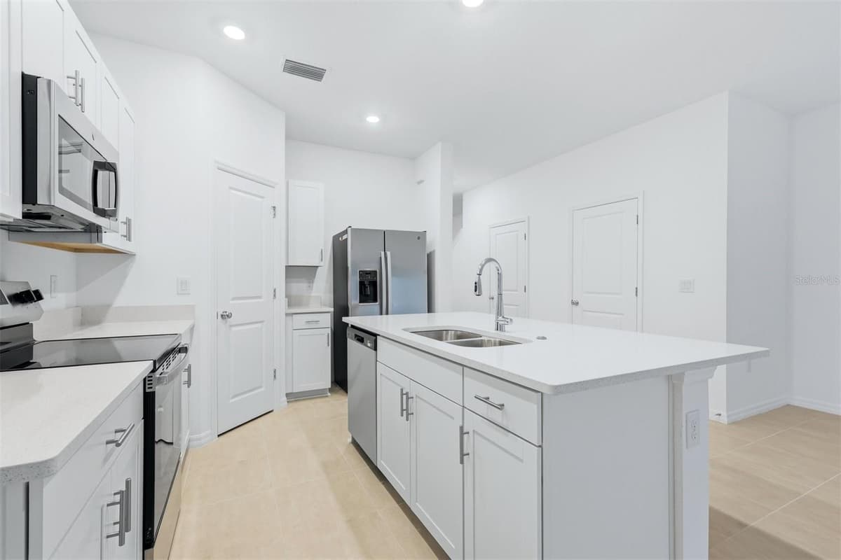 8417 LUNAR SKYE STREET — photo 6 of 33