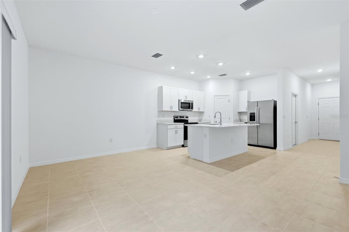 8417 LUNAR SKYE STREET — photo 10 of 33