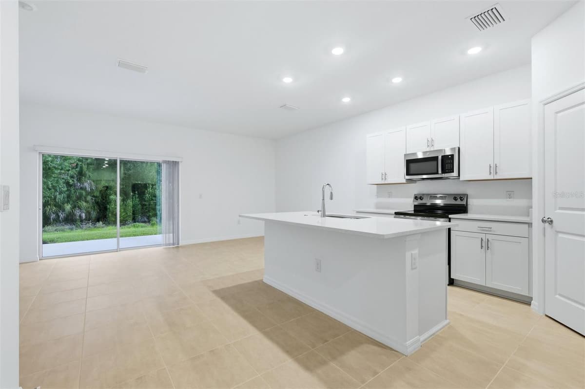 8417 LUNAR SKYE STREET — photo 9 of 33