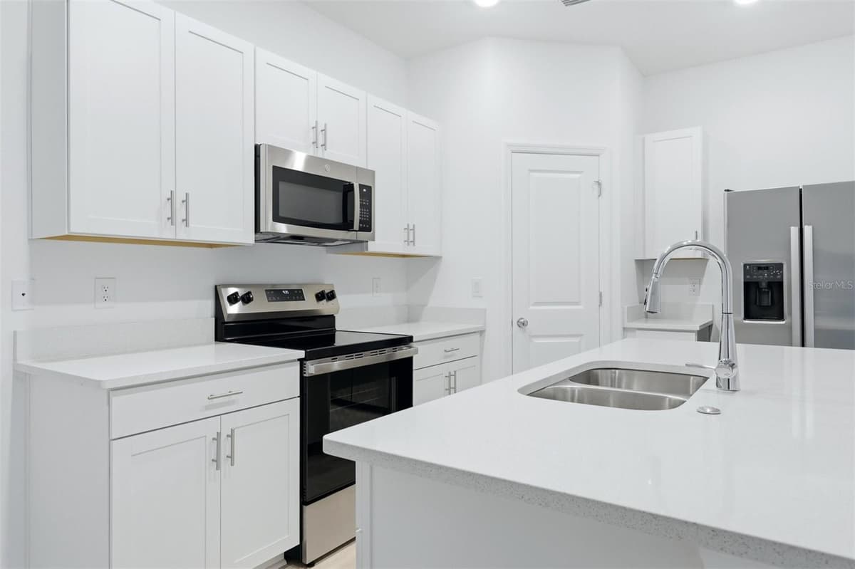 8417 LUNAR SKYE STREET — photo 5 of 33