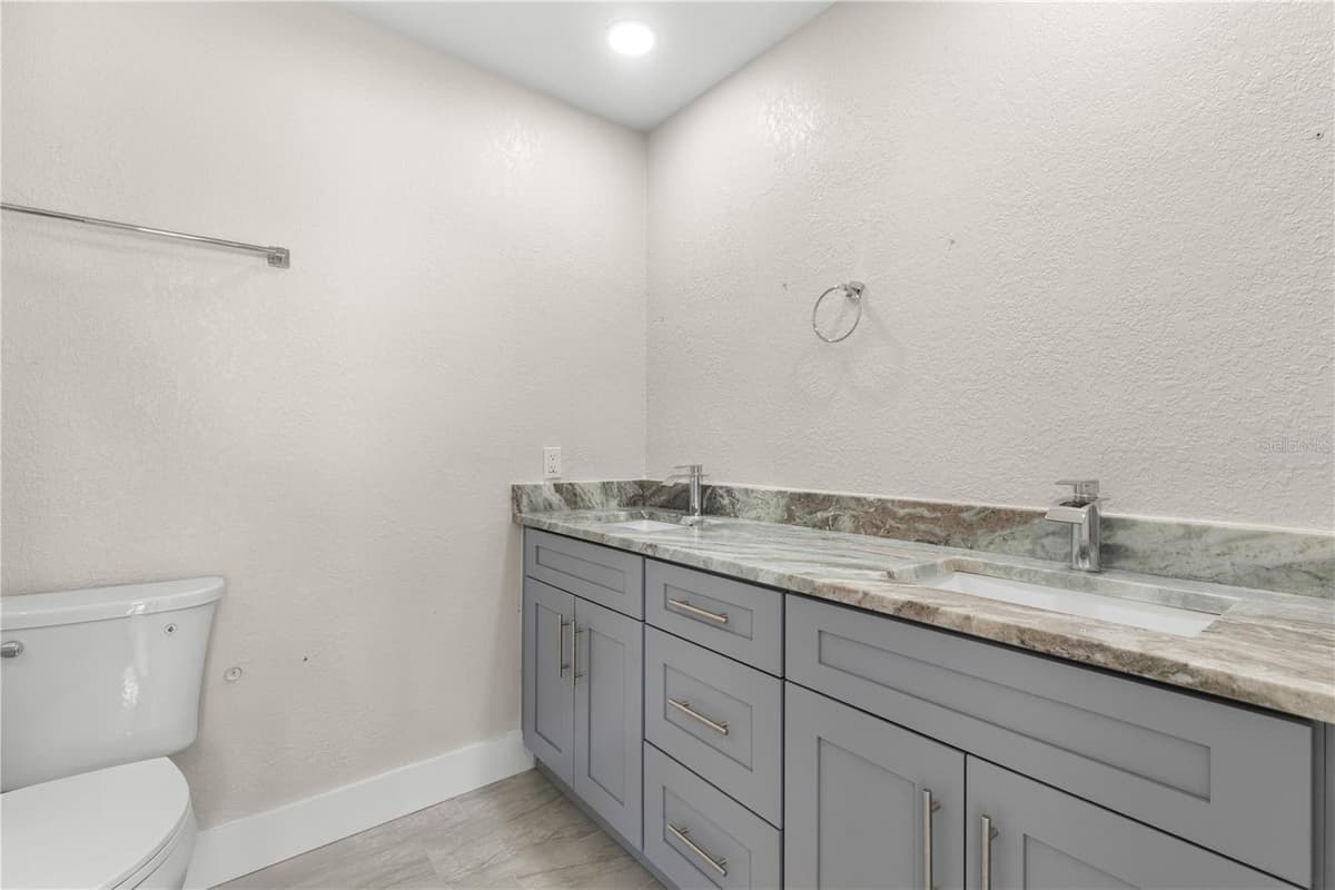 490 82ND AVENUE — photo 16 of 33
