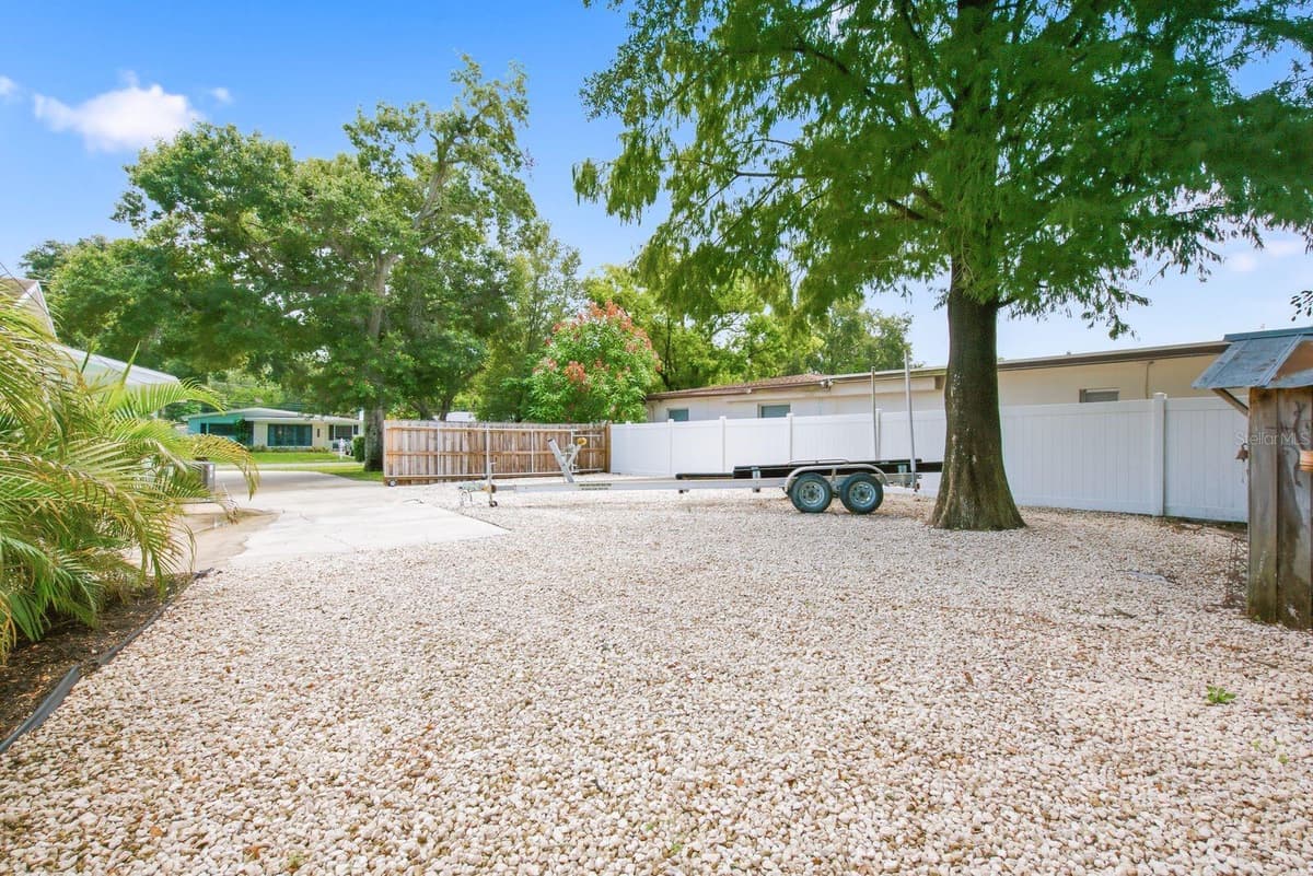 2168 VICTORIA DRIVE — photo 5 of 37
