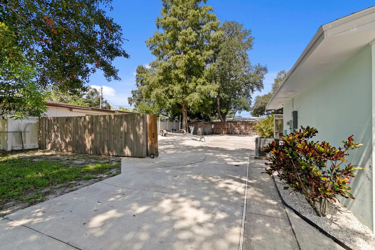 2168 VICTORIA DRIVE — photo 35 of 37