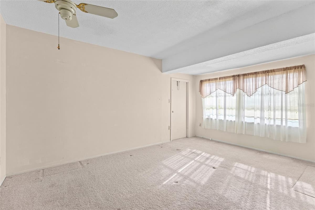 5702 ESPANOLA AVENUE — photo 13 of 39