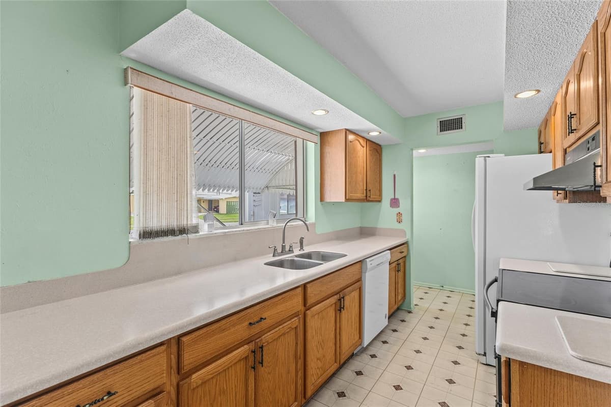 5702 ESPANOLA AVENUE — photo 6 of 39