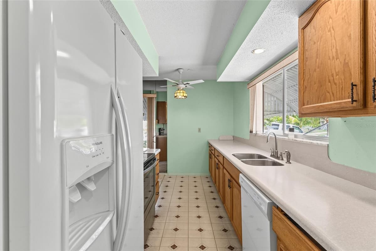 5702 ESPANOLA AVENUE — photo 5 of 39