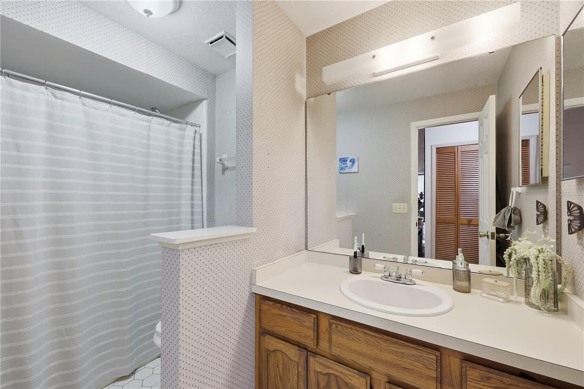 5583 LONG LAKE DRIVE — photo 11 of 22