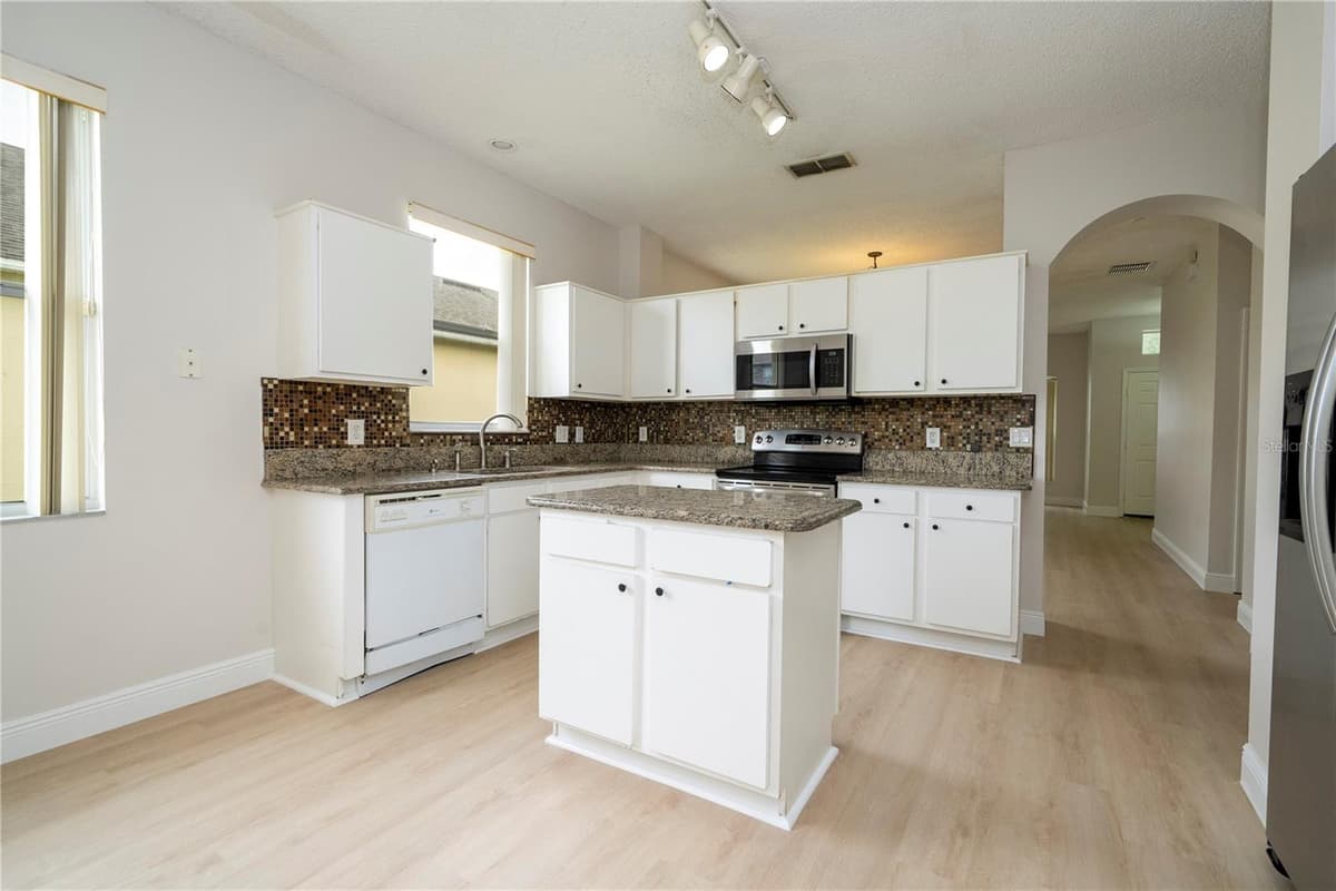 13827 HAWKEYE DRIVE — photo 22 of 64