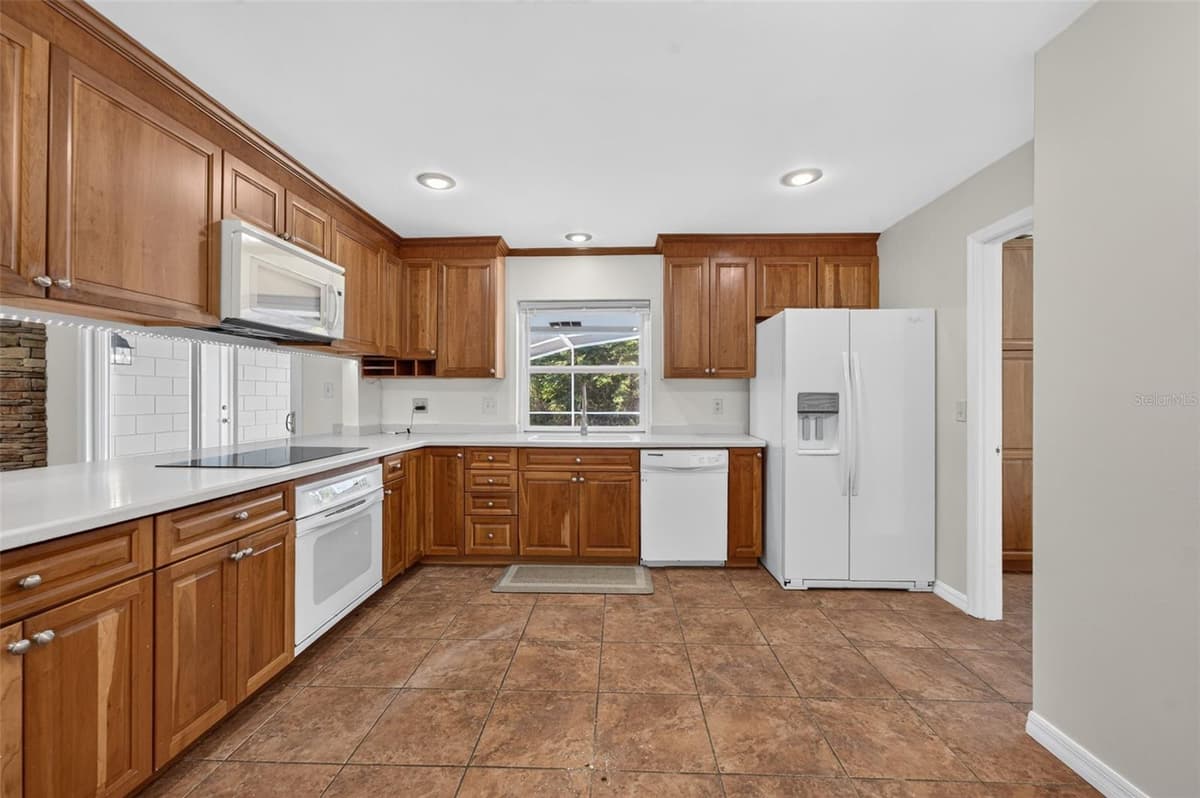 2051 DYAN WAY — photo 13 of 41