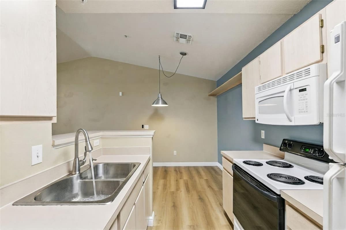 4316 KIRKMAN ROAD — photo 19 of 44