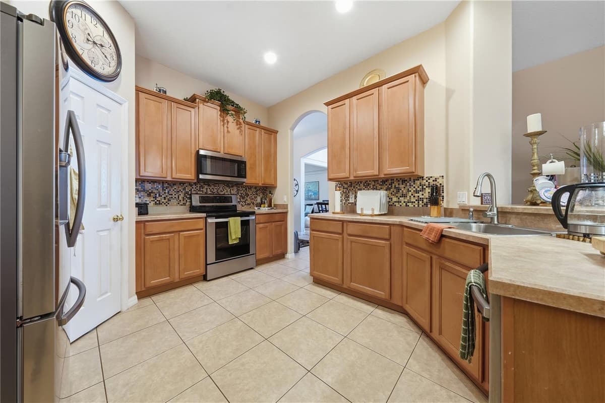 458 WOODFORD DRIVE — photo 8 of 35