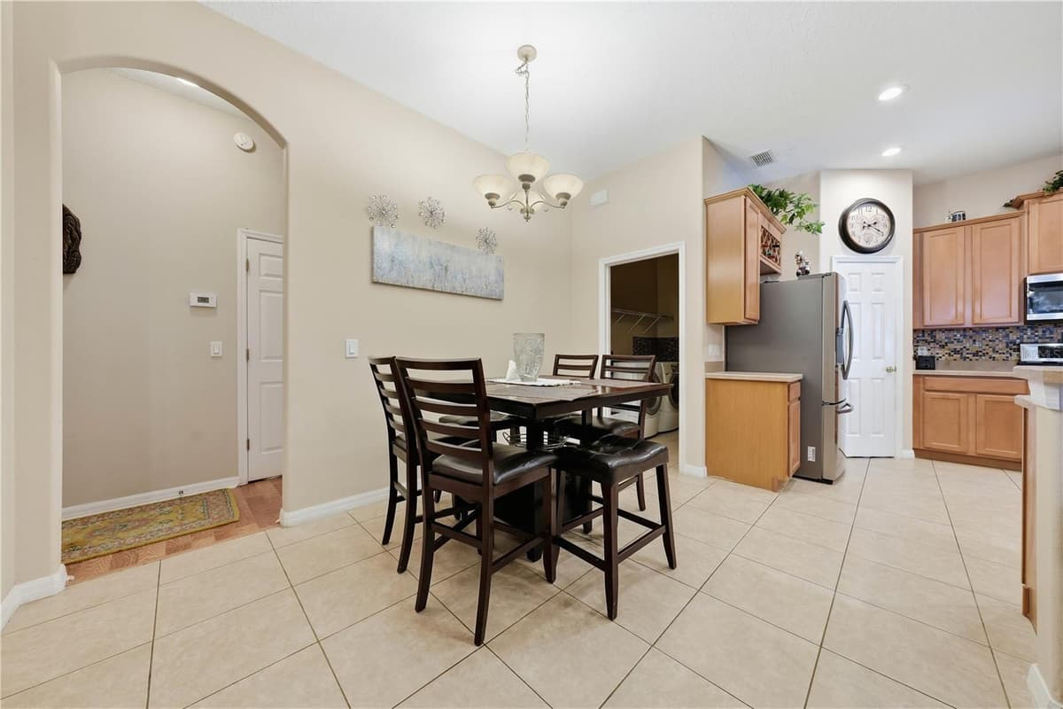 458 WOODFORD DRIVE — photo 11 of 35