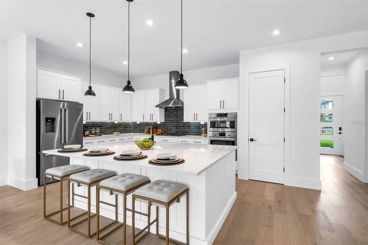1546 MILLER AVENUE — photo 9 of 36