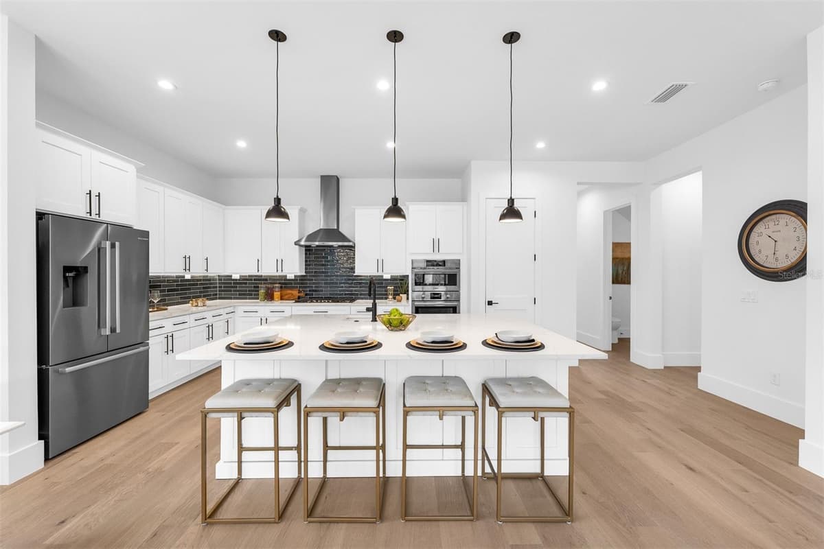 1546 MILLER AVENUE — photo 8 of 36