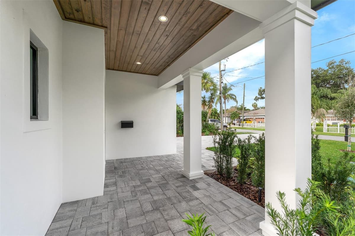 1546 MILLER AVENUE — photo 3 of 36