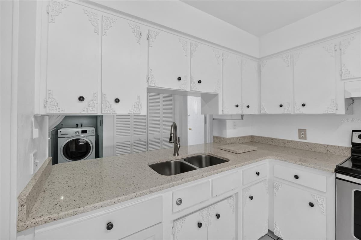 5579 PINE CIRCLE — photo 10 of 35