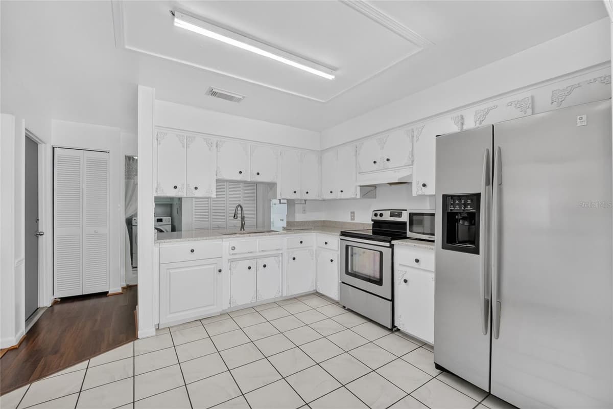 5579 PINE CIRCLE — photo 8 of 35