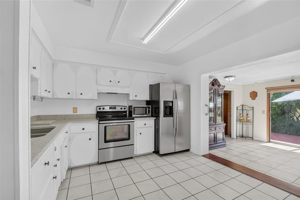 5579 PINE CIRCLE — photo 7 of 35