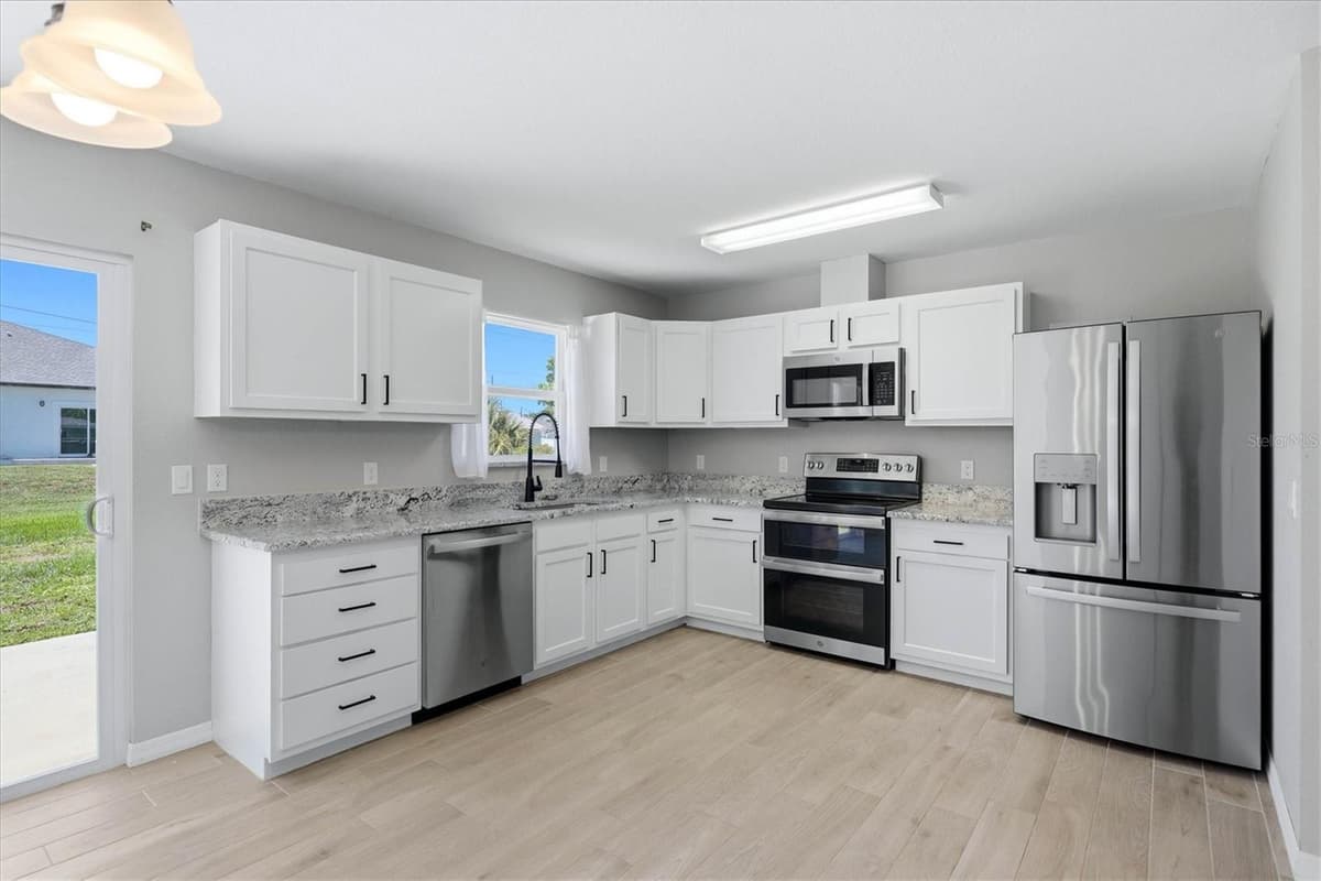 10453 REIMS AVENUE — photo 11 of 32