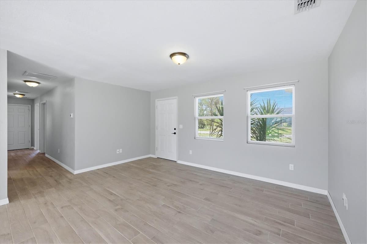 10453 REIMS AVENUE — photo 6 of 32