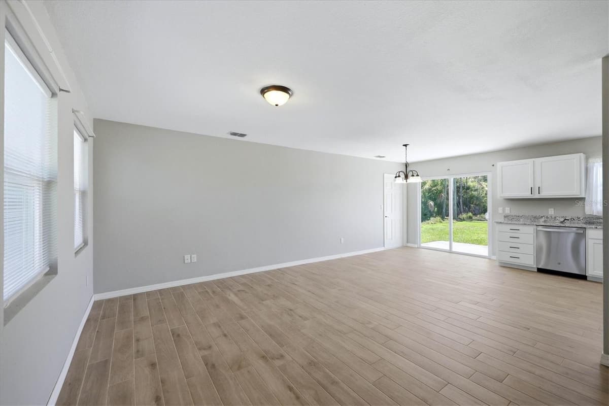 10453 REIMS AVENUE — photo 5 of 32