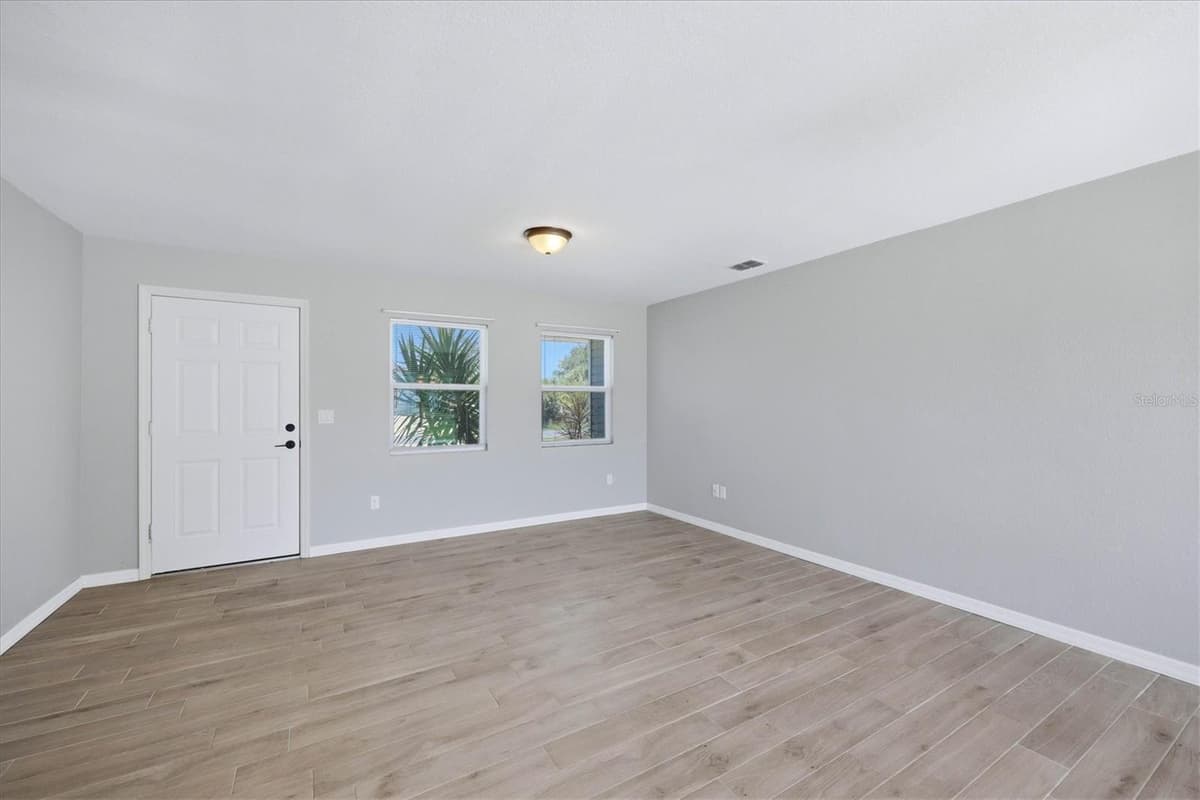 10453 REIMS AVENUE — photo 4 of 32