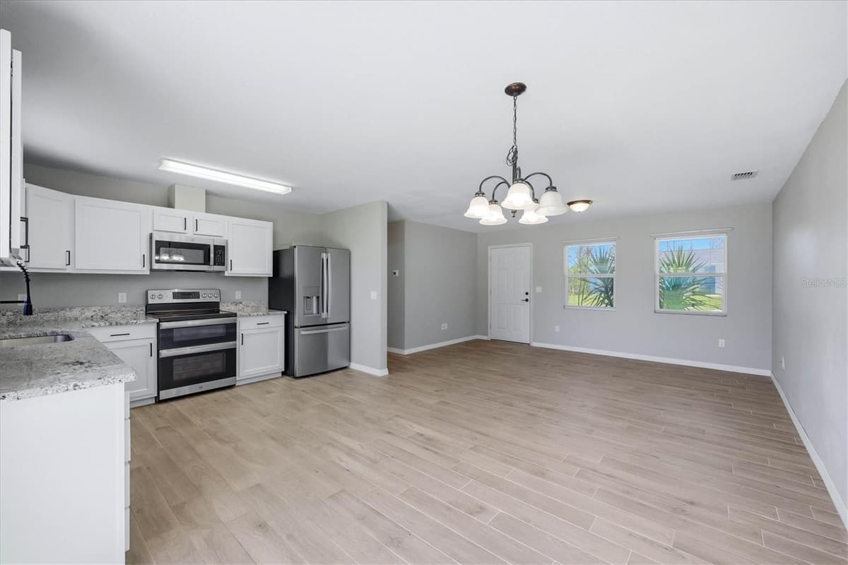 10453 REIMS AVENUE — photo 9 of 32