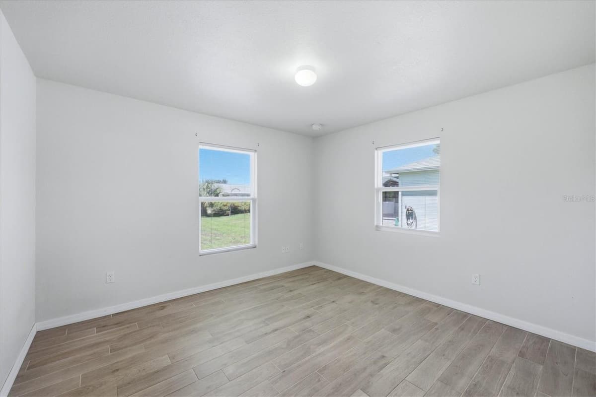 10453 REIMS AVENUE — photo 14 of 32