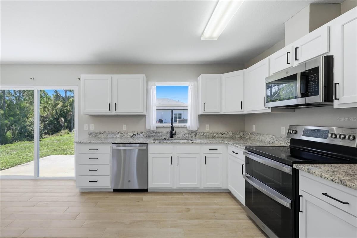 10453 REIMS AVENUE — photo 12 of 32