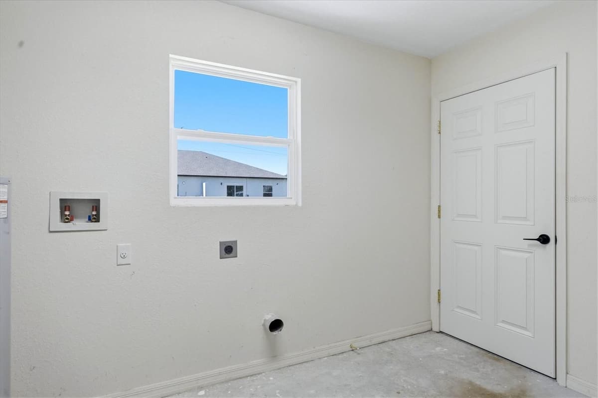 10453 REIMS AVENUE — photo 17 of 32