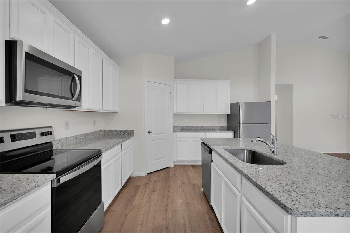19 PINEAPPLE DRIVE — photo 8 of 20