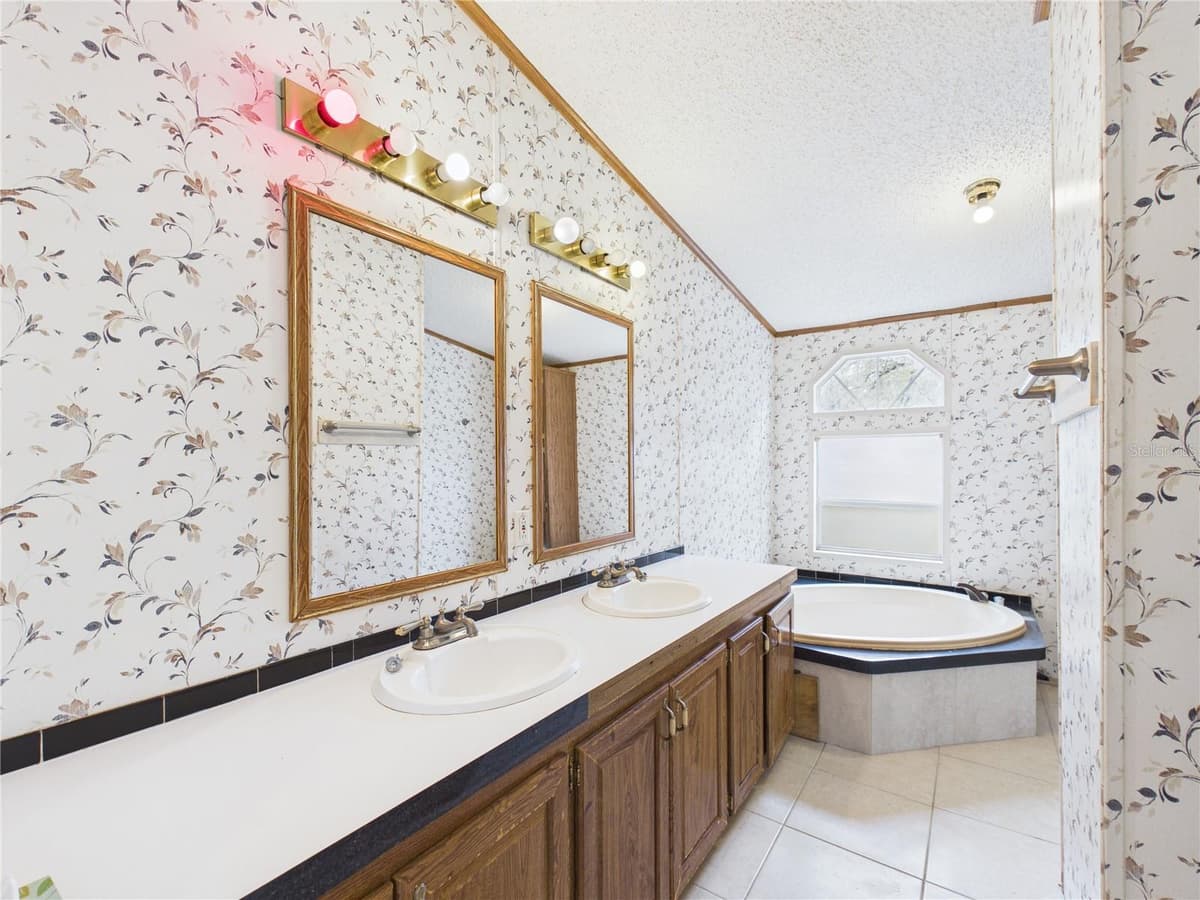 7085 RHODER POINT — photo 8 of 23
